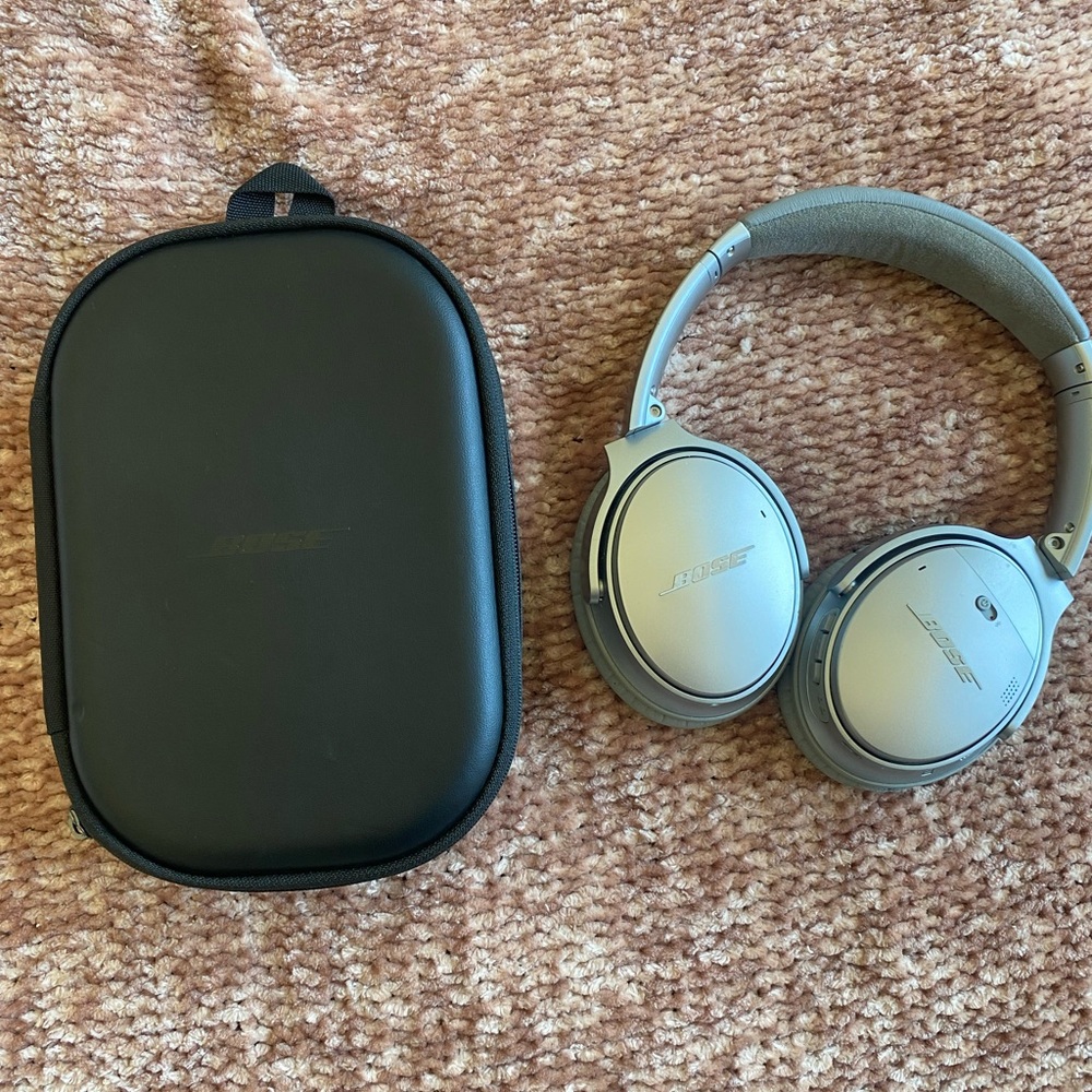 Bose Silver Bluetooth Noise Cancelling Headphones with Case